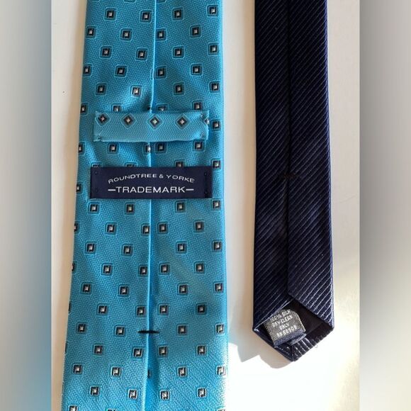 Rountree & Yorke Trademark Tie blue with square pattern 100% Silk - Picture 2 of 4